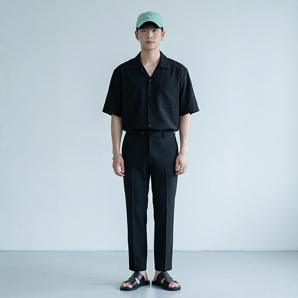 검정색 반팔 셔츠 & 슬랙스: 시크한 미니멀 룩