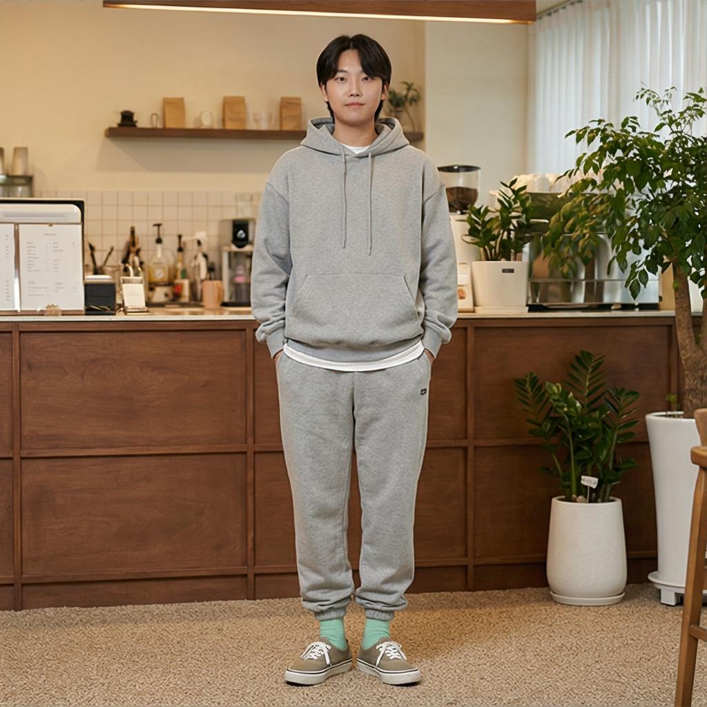 그레이 트레이닝 팬츠: 편안한 근교 나들이 룩
