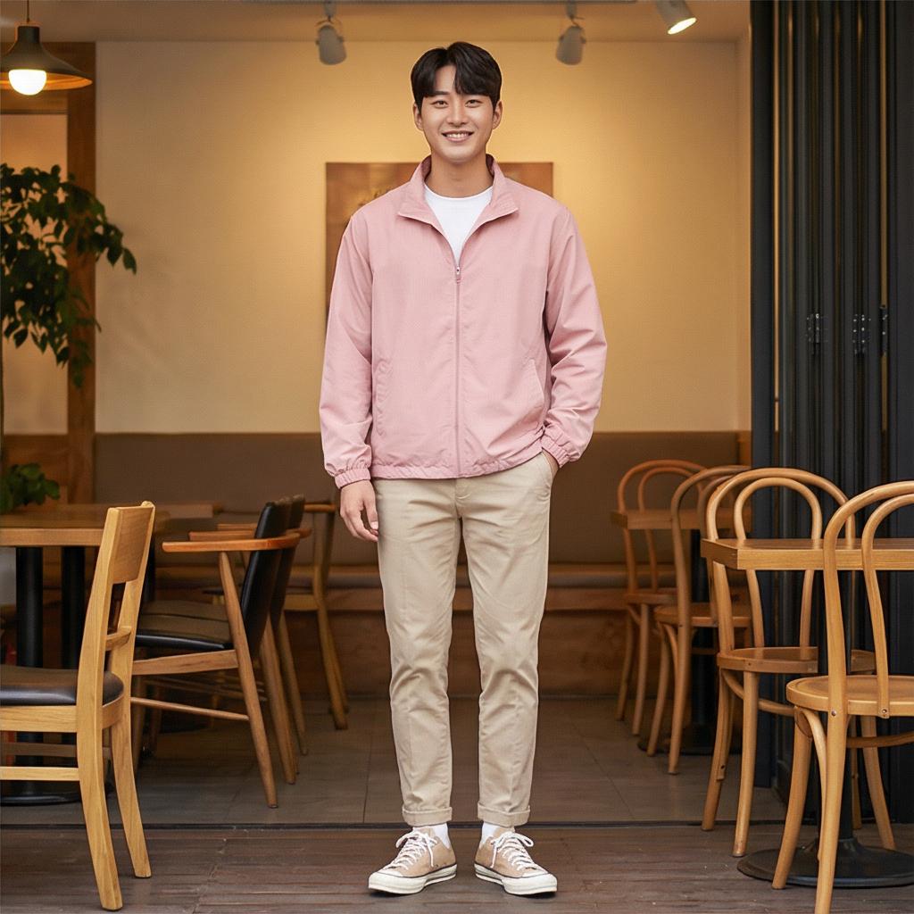 베이지 치노 팬츠: 부드러운 인상의 데이트 룩