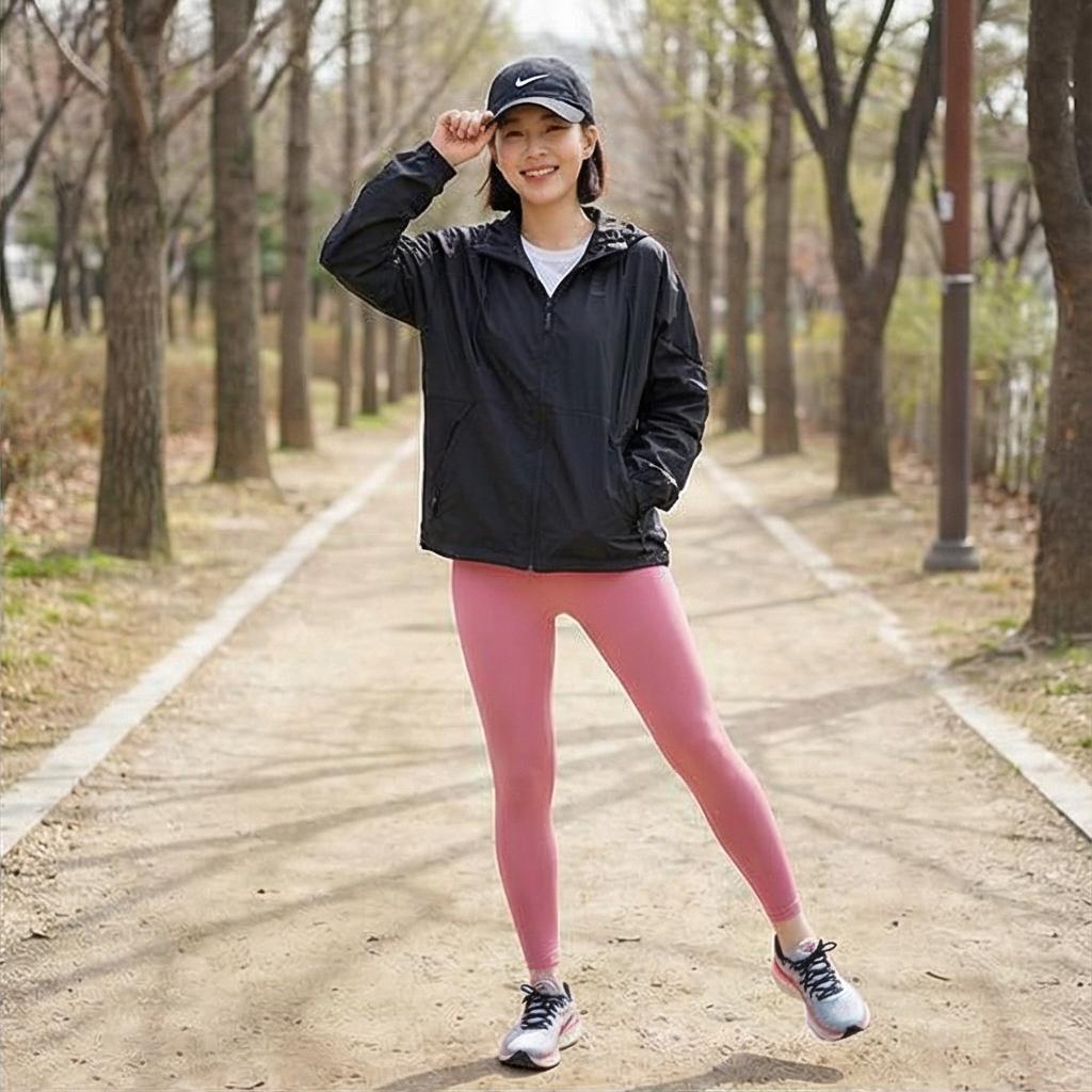 검정색 바람막이 자켓: 활동적이고 슬림한 산책 룩