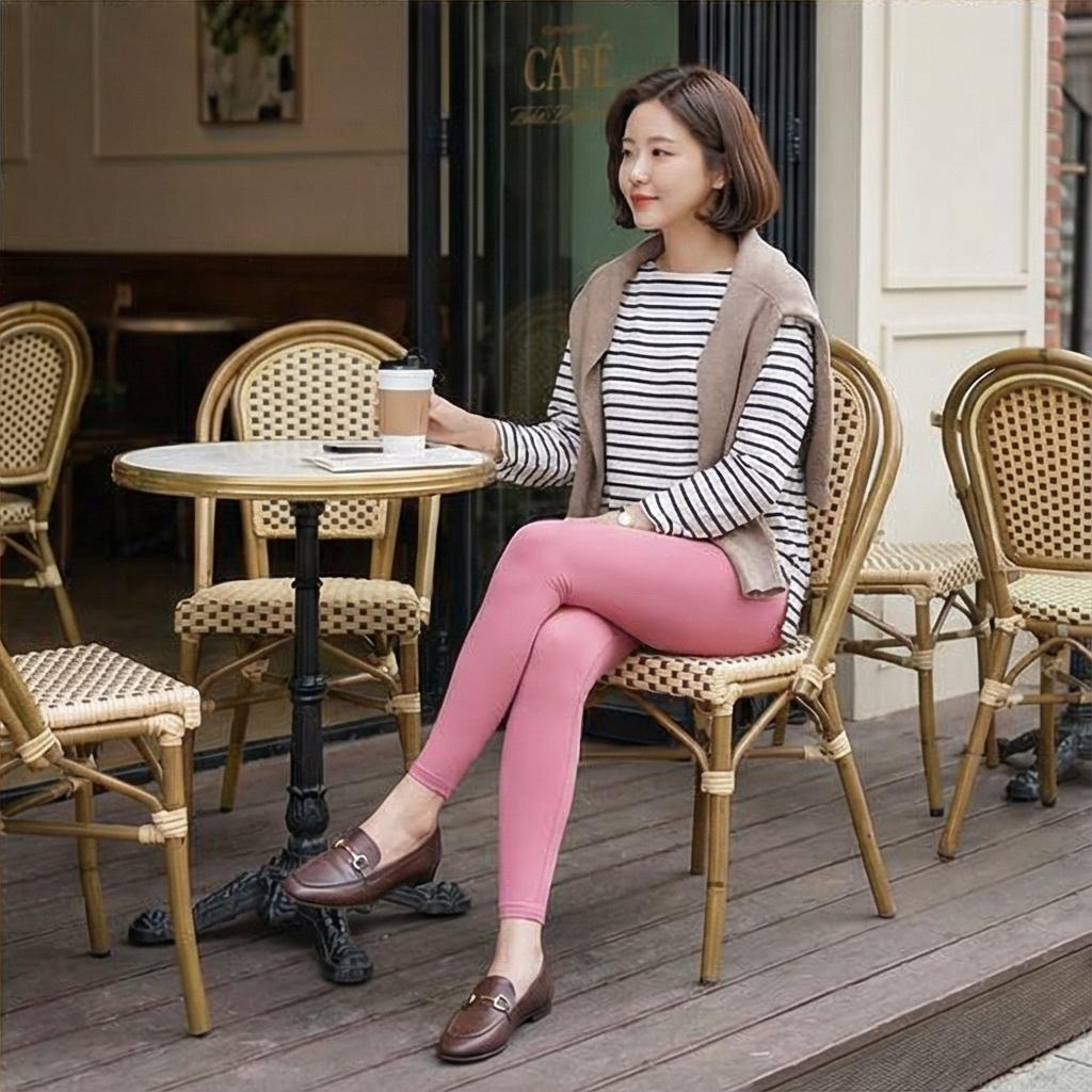 스트라이프 셔츠와 가디건: 세련된 나들이 룩