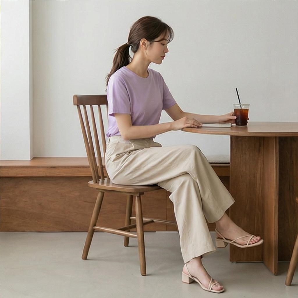 베이지 와이드 팬츠: 여유로운 꾸안꾸 스타일